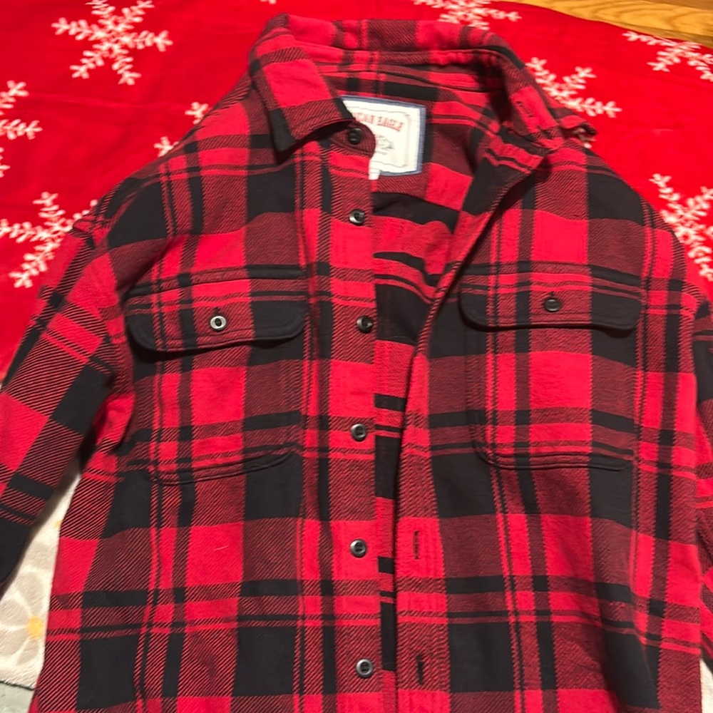 American eagle men’s red and black button up flannel